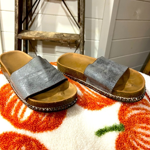 Size 8.5 Women’s Slides. Pewter Taupe Snakeskin with stud detailing slides. - Picture 1 of 3